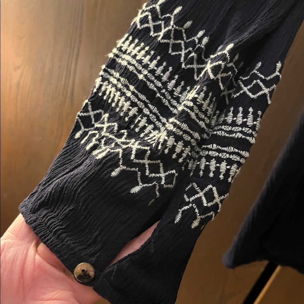 Market & Spruce long sleeved navy blue top with embroidery. Size Medium. - Picture 4 of 8